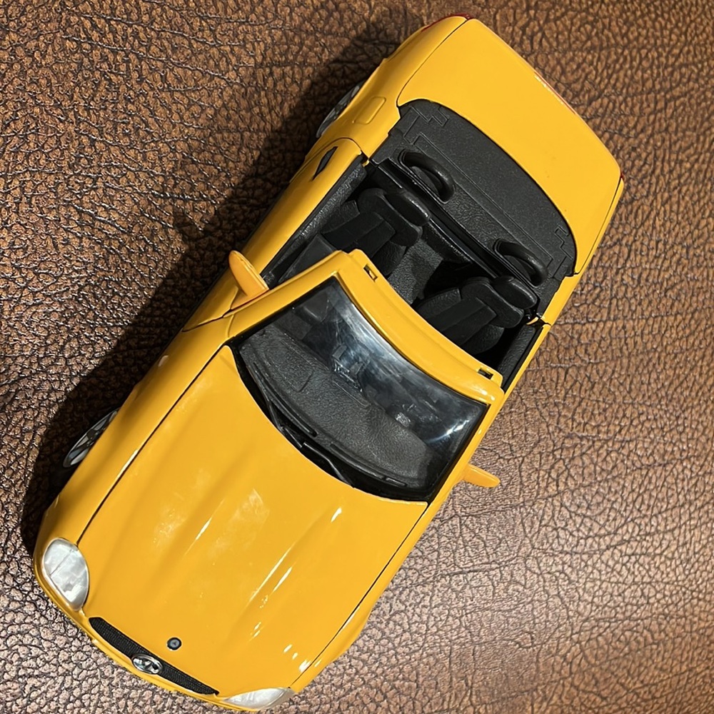 Mercedes Benz SLK 1:18 Classic and Rare Speeding Yellow Sports Race car! - Picture 2 of 8